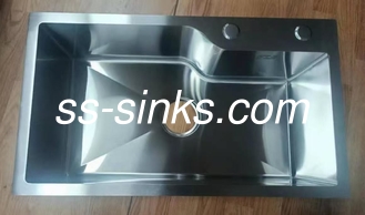Placement du drain arrière évier de cuisine fait à la main avec le même style de bassin et accessoires de déchets