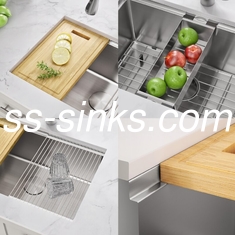 La cuisine rectangulaire est équipée d'un évier en finition brossée pour 33 pouces.