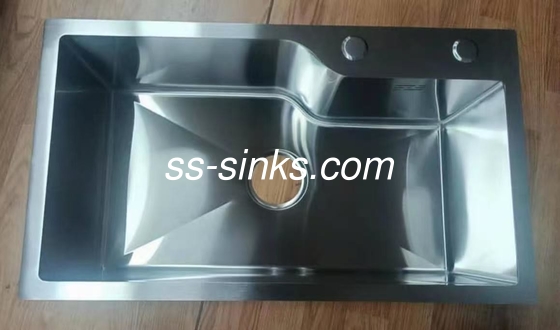 Placement du drain arrière évier de cuisine fait à la main avec le même style de bassin et accessoires de déchets