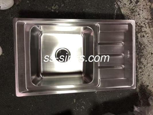 Evier de cuisine avec trou de drainage carré