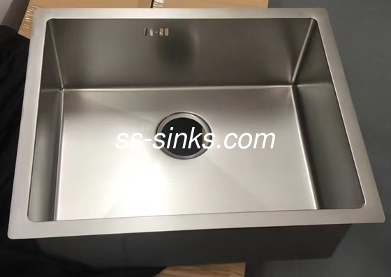 Sous-monté évier artisanal double bol 220mm profondeur de bol et installation pratique