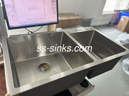 Accessoires de drainage incluant évier à double bol en acier inoxydable avec finition noire amortisseuse