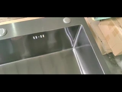 évier en acier fait à la main avec un trou de débordement, un robinet avec un trou, une surface satinée